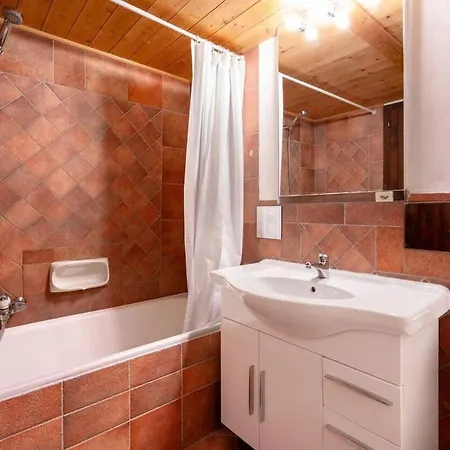 Apartment 4-room Near Lifts - Ideal Location