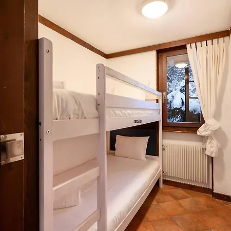 Apartment 4-room Near Lifts - Ideal Location